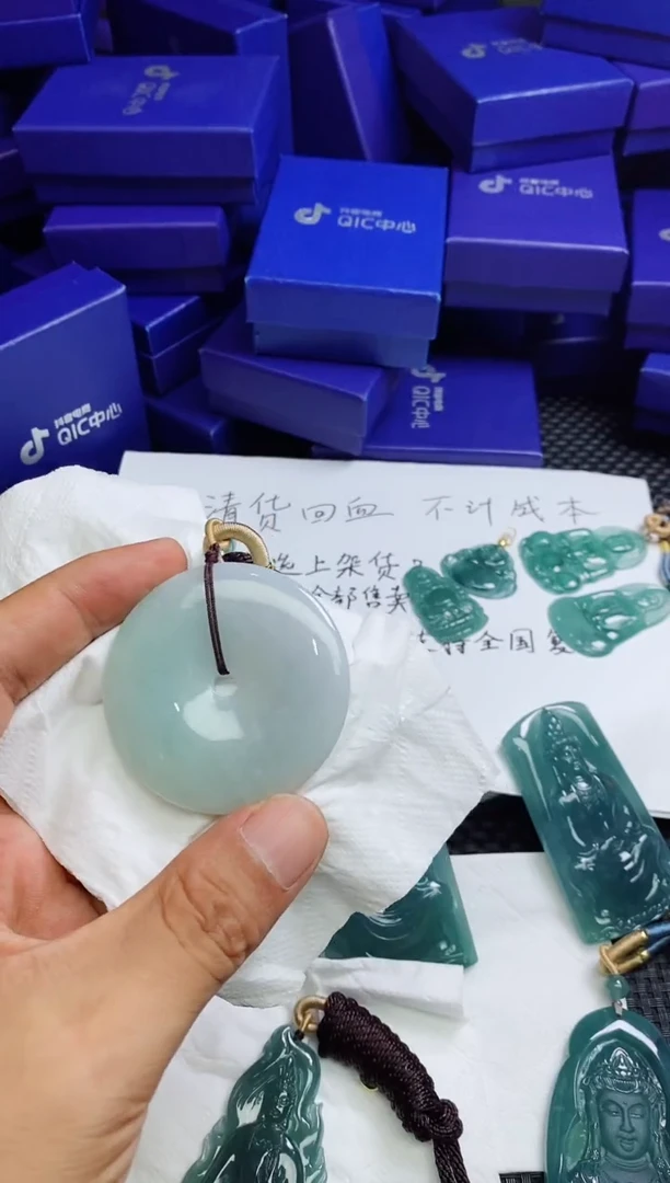 翡翠未镶嵌颈饰玄****?