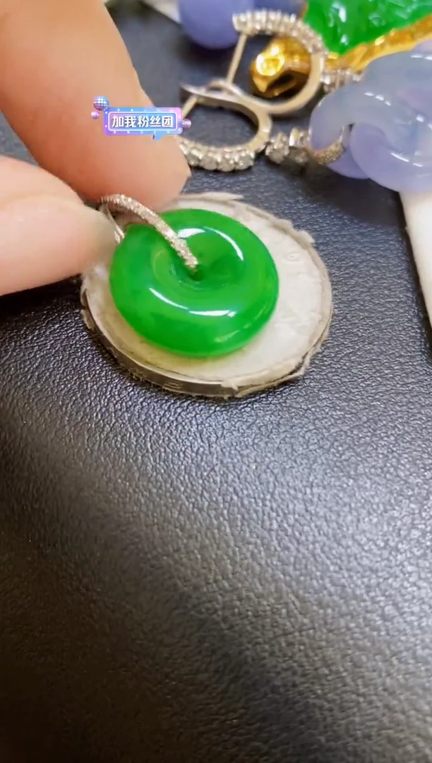颈饰18K金镶嵌翡翠扣