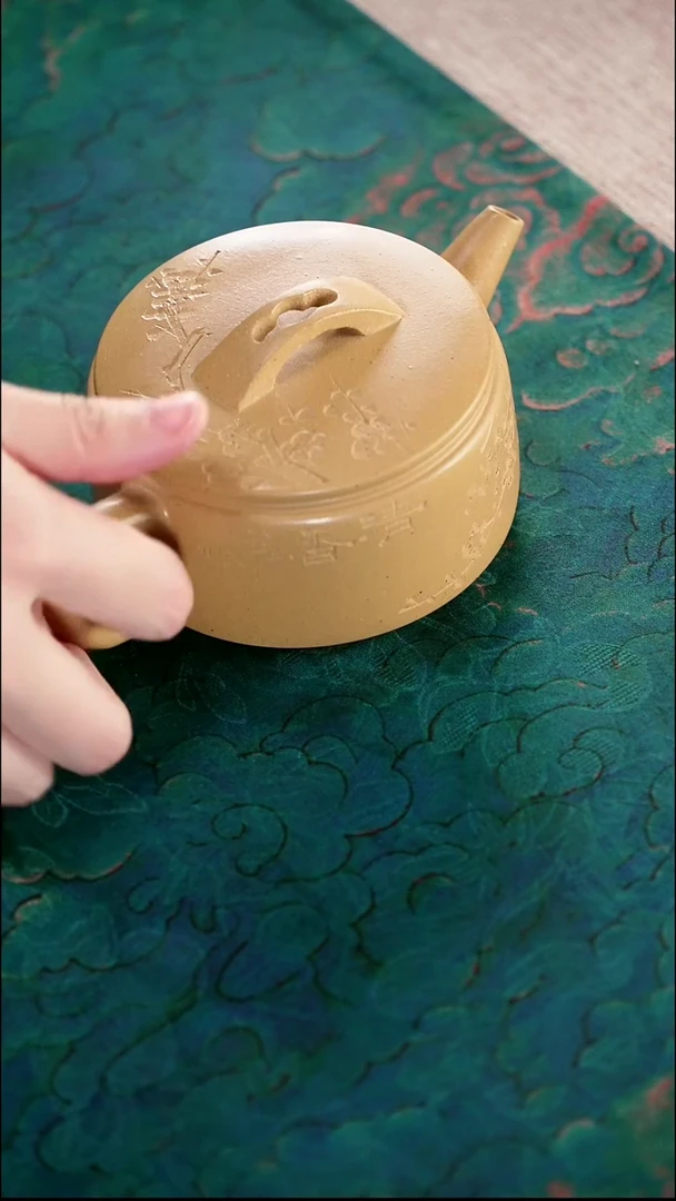 茶壶紫砂黄金段梅刻平底汉瓦