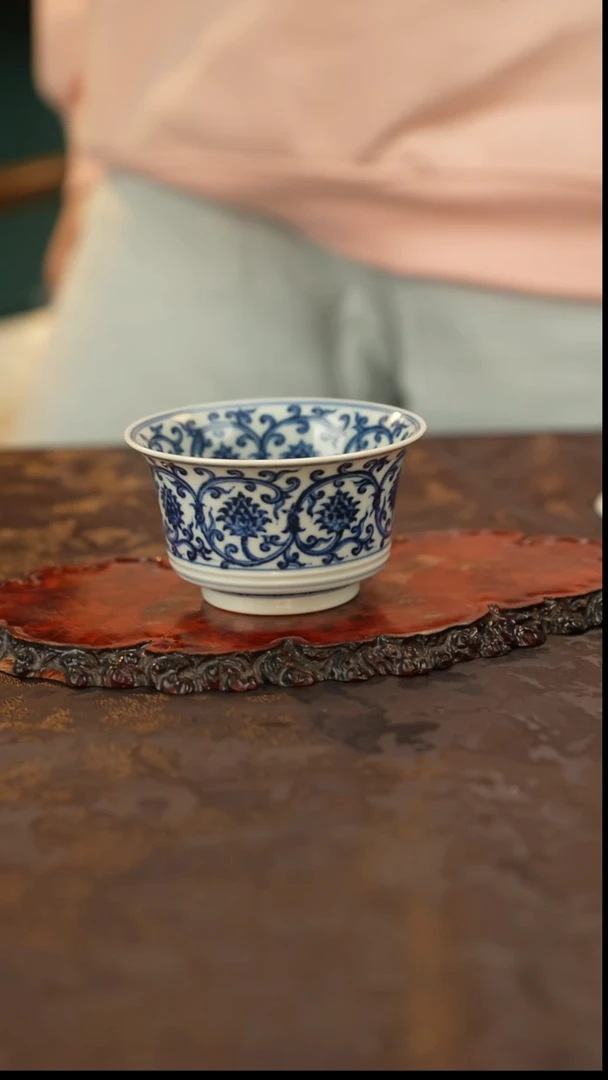 景土青花手绘缠枝主人杯