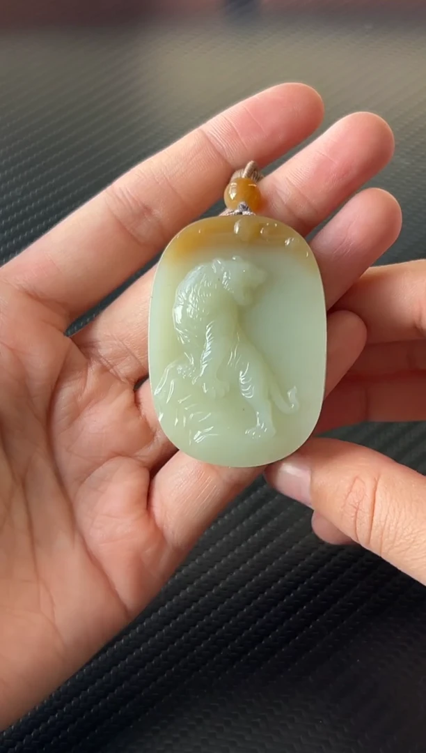 吊坠(赠链)未镶嵌和田玉若羌微色差吊坠