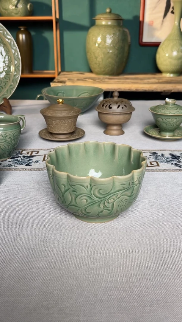 【闪购商品】其他纯手工秘色缠枝莲十四曲纹花口碗