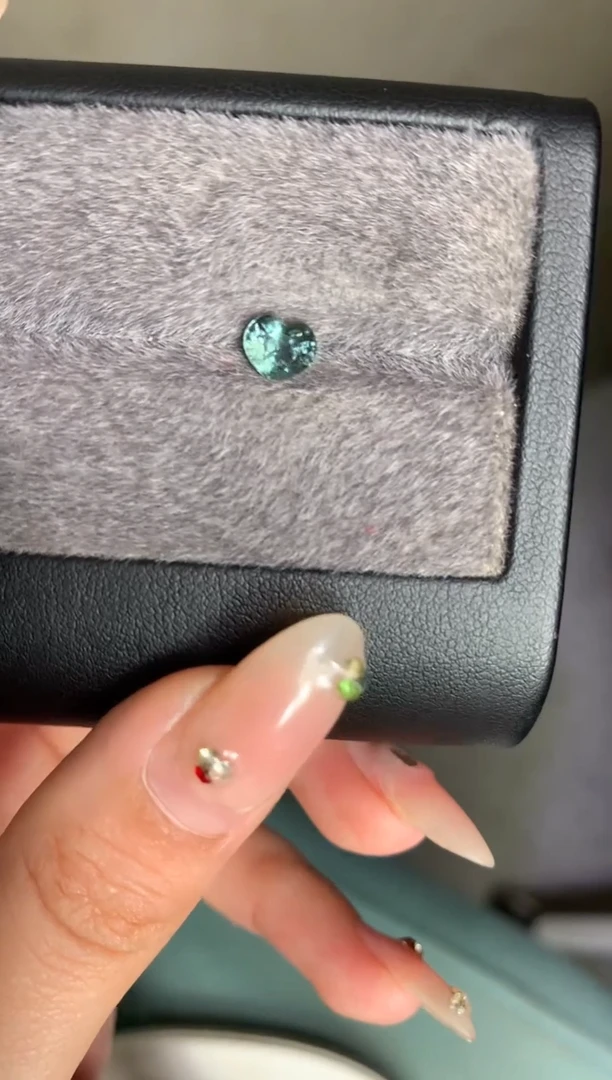 未镶嵌裸石定制尖晶石心形 绿色调 0.97ct