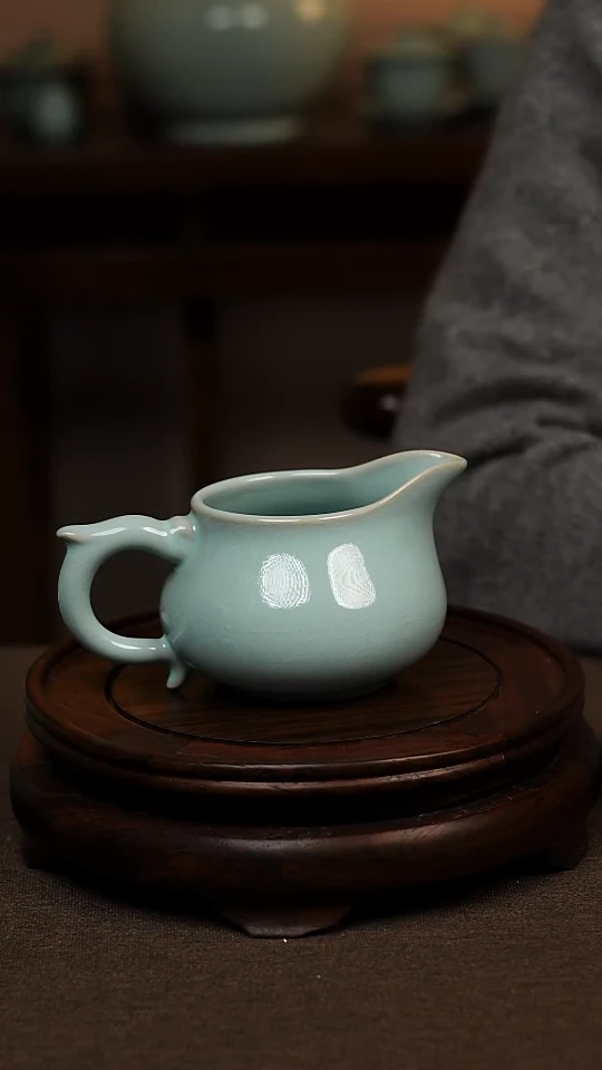 瓷片天青色龙把公道230ml微瑕不带礼盒