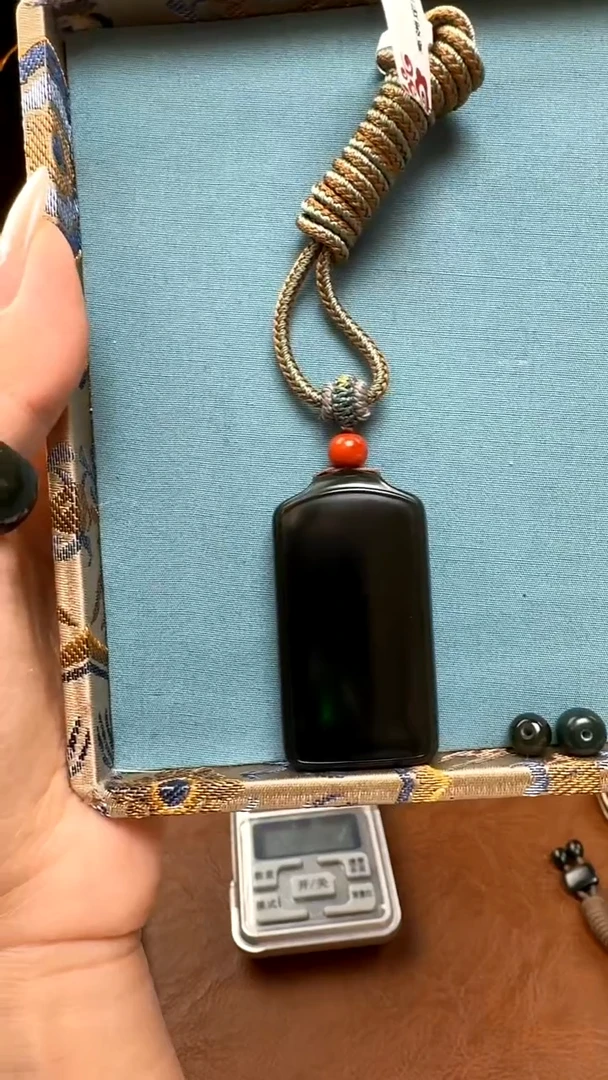 颈饰未镶嵌和田玉磨****头新疆和田玉黑青平安牌