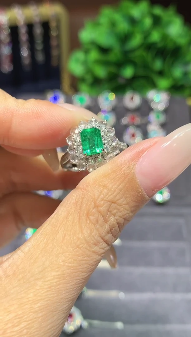 18K金镶嵌戒指祖母绿1ct