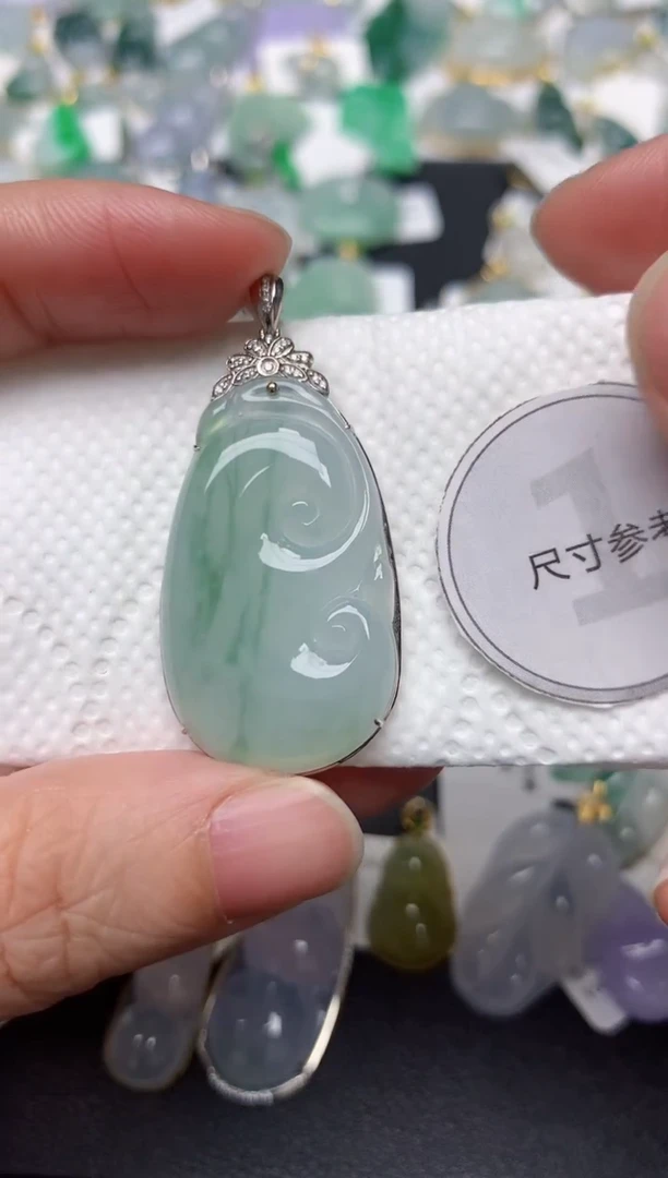 颈饰18K金镶嵌翡翠天然缅甸A货翡翠