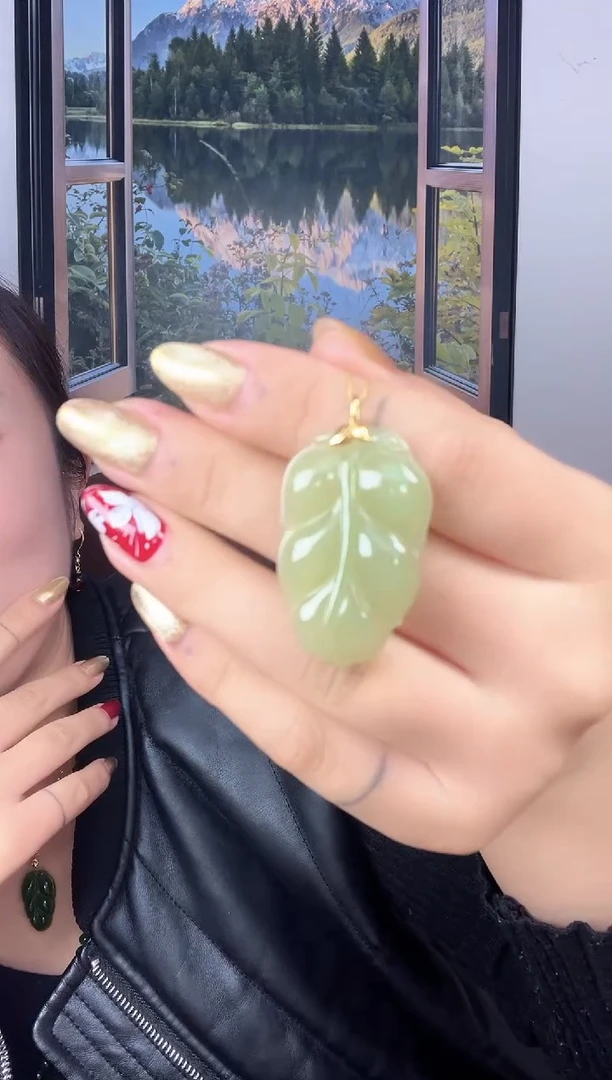 颈饰18K金镶嵌和田玉黄口金枝玉叶吊坠