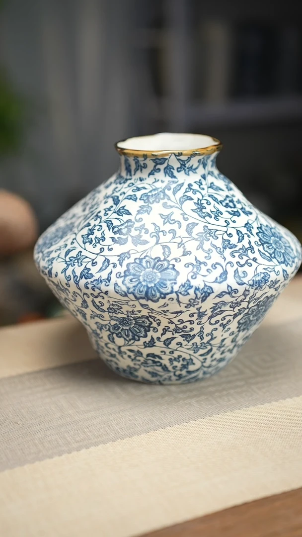异形花器青花瓷缠枝莲飞碟