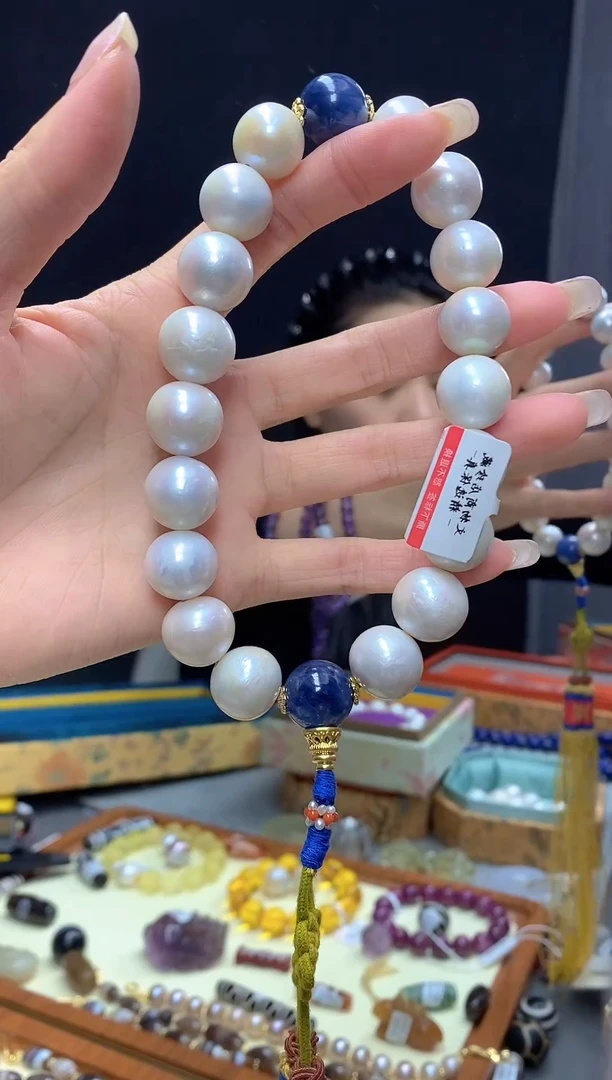 小*伴十八子手持一物一证 铜乐旭收藏