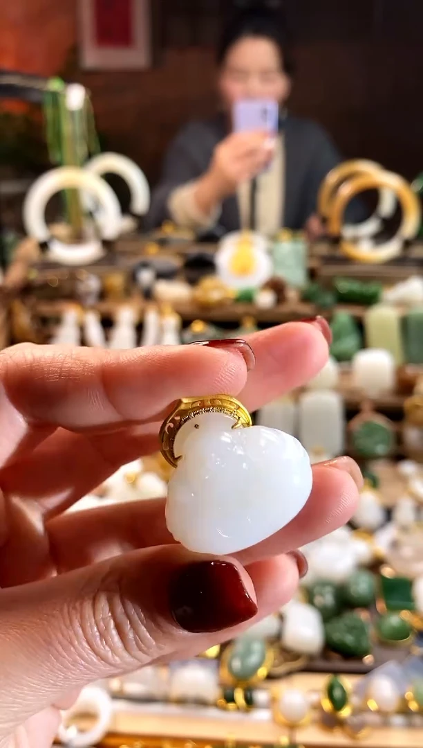 【闪购商品】和田玉吊坠18K金镶嵌。