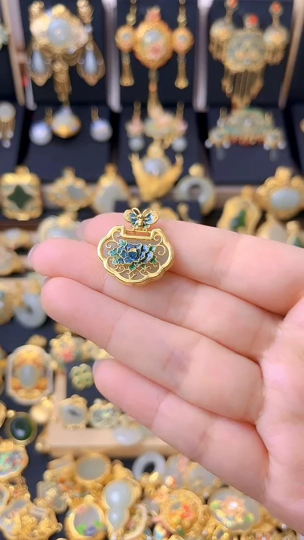 颈饰银S925镀金镶嵌和田玉蝴蝶平安如意锁吊坠