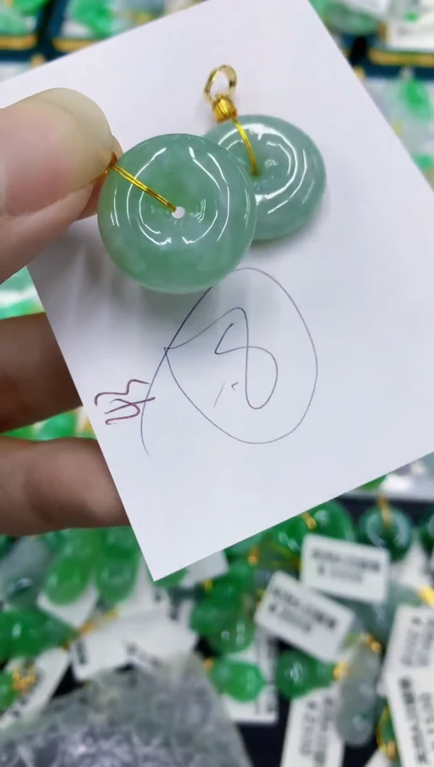 翡翠未镶嵌颈饰1111111111多样性发其一