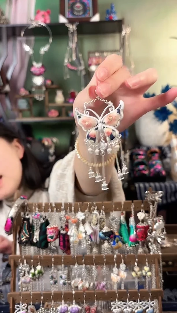 彩云南阁非遗老绣饰品660*