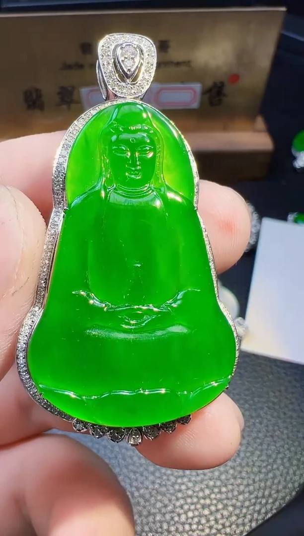 翡翠18K金镶嵌颈饰爱**！翡翠