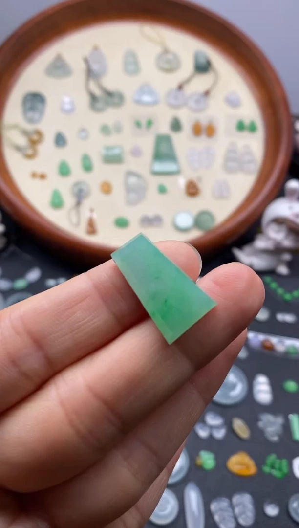 颈饰未镶嵌翡翠果緑无事牌/芬