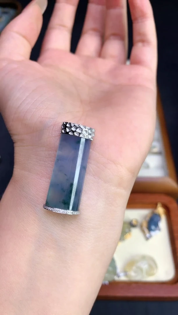 颈饰18K金镶嵌翡翠追****鹰2025120601