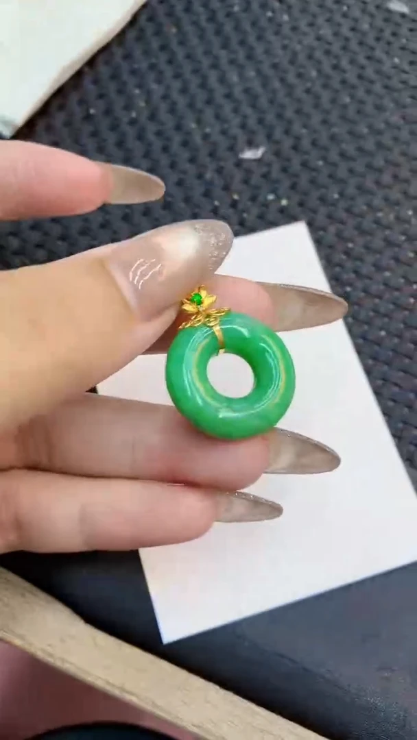 颈饰18K金镶嵌翡翠1