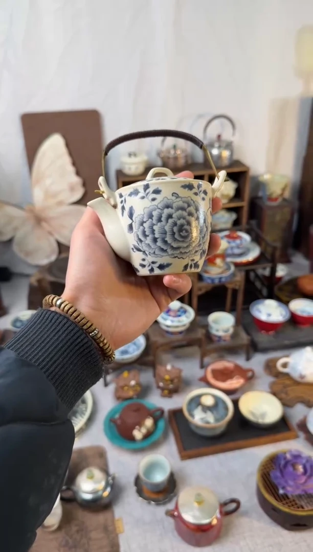 苏打釉青花牡丹提梁壶