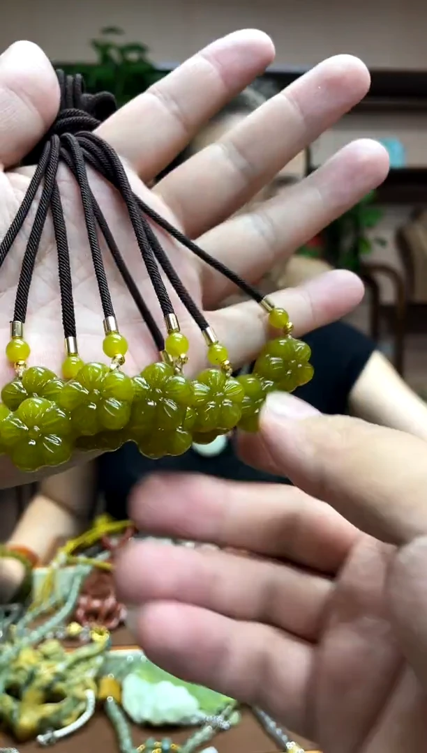 未镶嵌岫玉吊坠多样性发货发其中之一