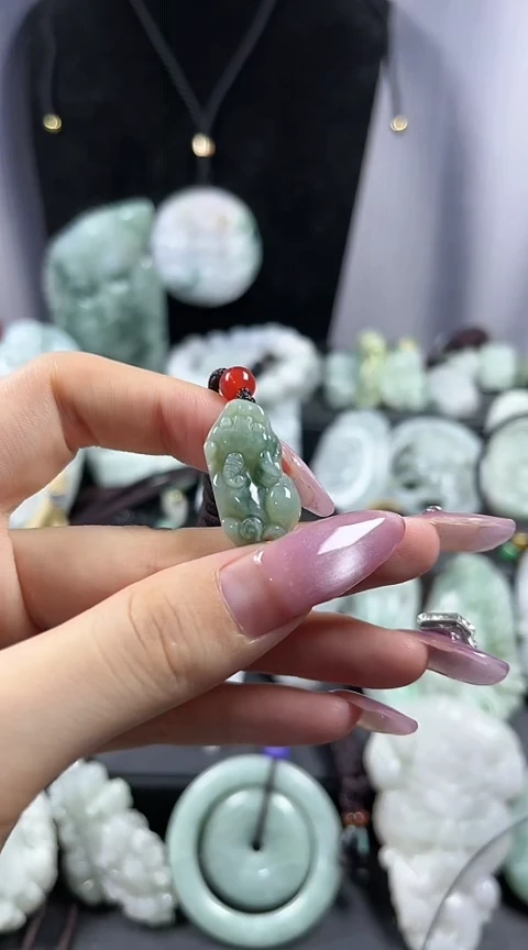 翡翠未镶嵌颈饰小貔貅