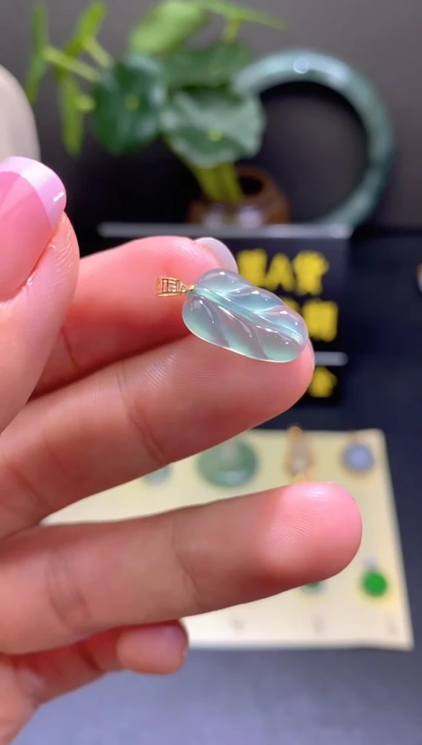 翡翠18K金镶嵌颈饰翡翠吊坠