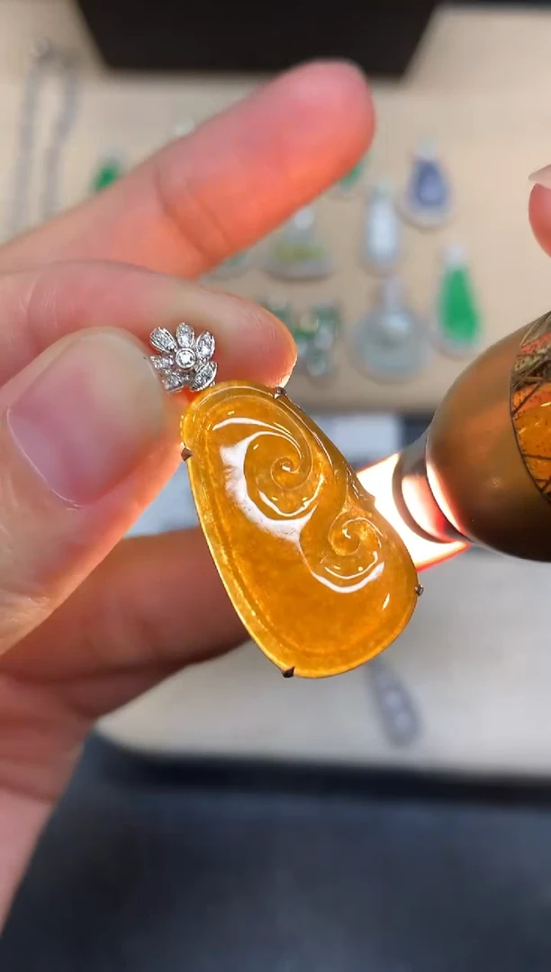 颈饰18K金镶嵌翡翠如意【无服务费