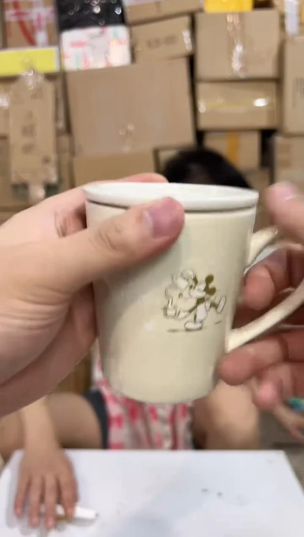 瓷片灰色米奇带盖杯