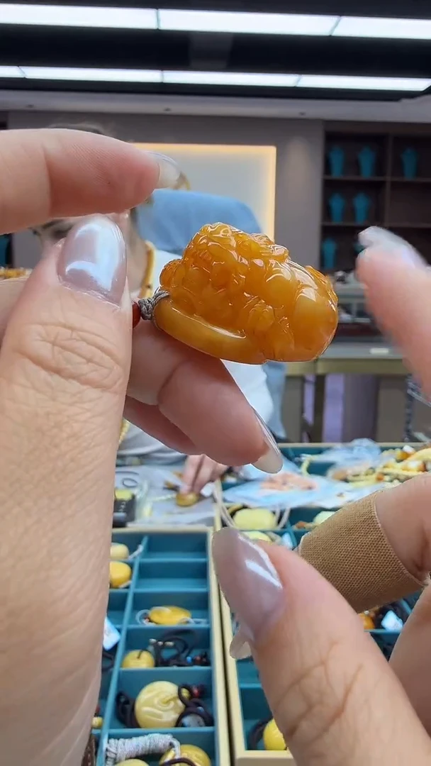 琥珀颈饰未镶嵌177秒拍号 假一罚三