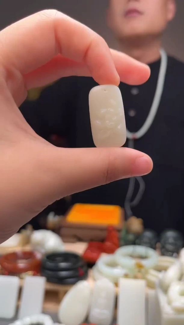 颈饰未镶嵌和田玉吊坠