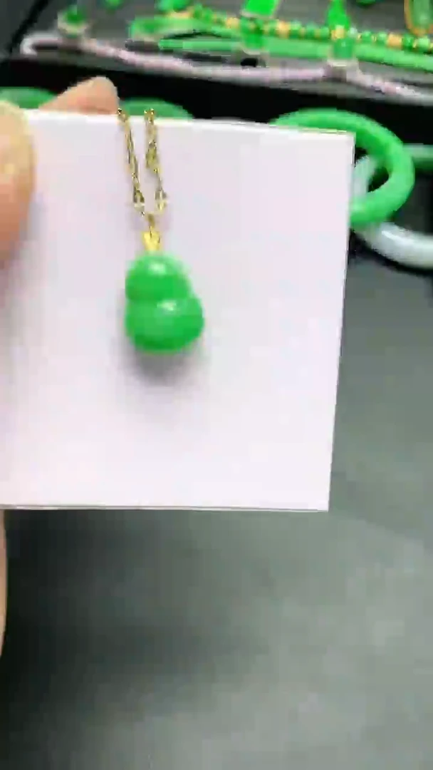 颈饰18K金镶嵌翡翠赠礼盒证书