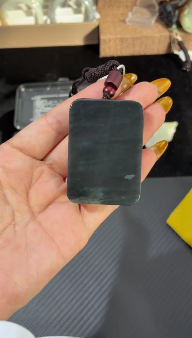 颈饰未镶嵌和田玉若羌毛毛矿青花无事牌微色差