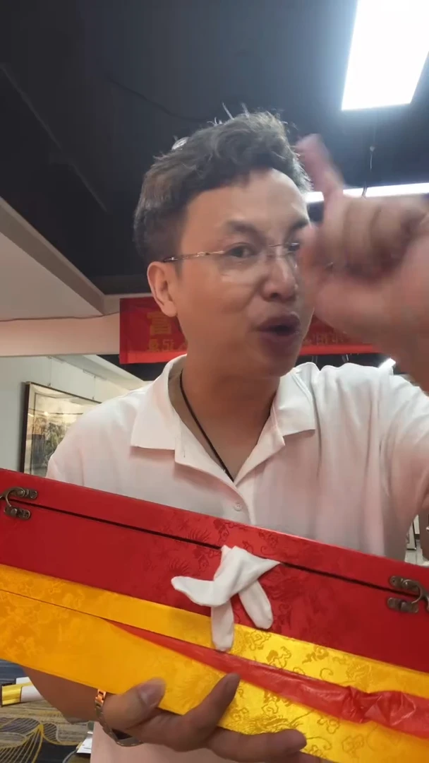 国画雷畅胜 花草系列两幅一起 带锦盒