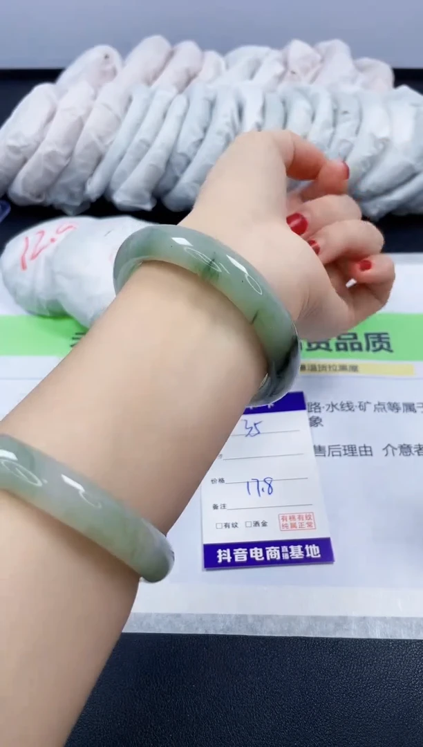 【闪购商品】石英质玉手镯未镶嵌35/60