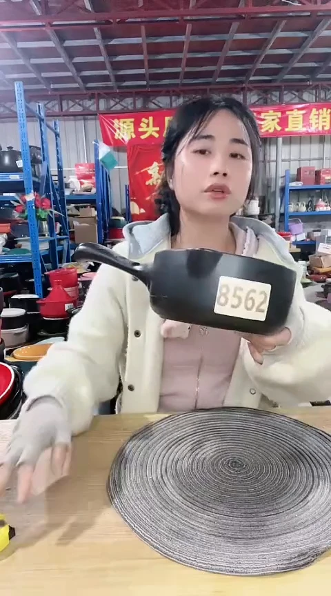 【闪购商品】8562明显瑕疵黑色手把奶锅不带盖不圆