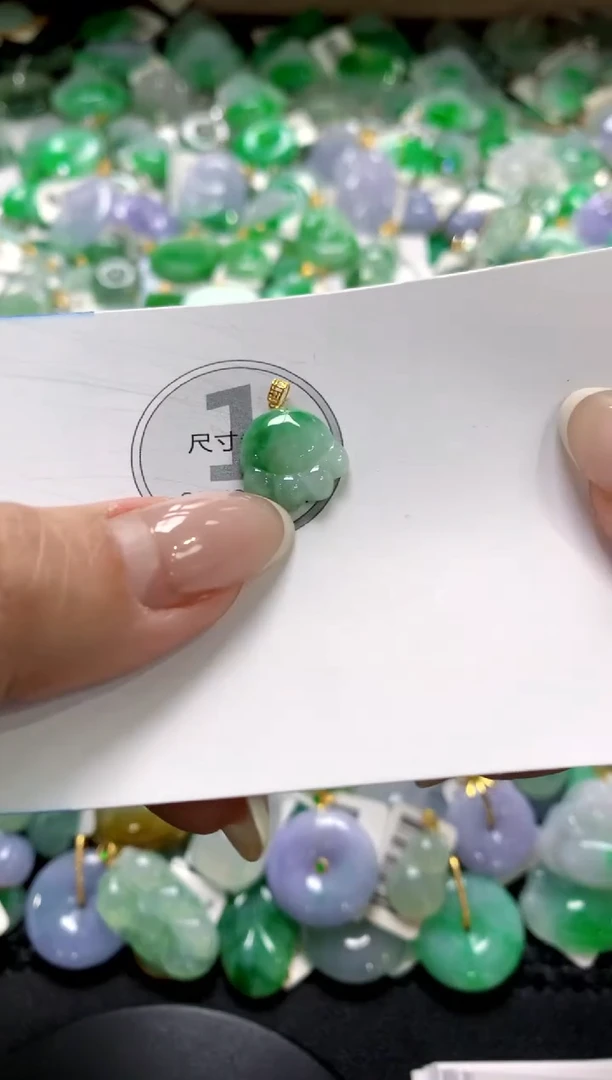 翡翠18K金镶嵌颈饰1111111111111111