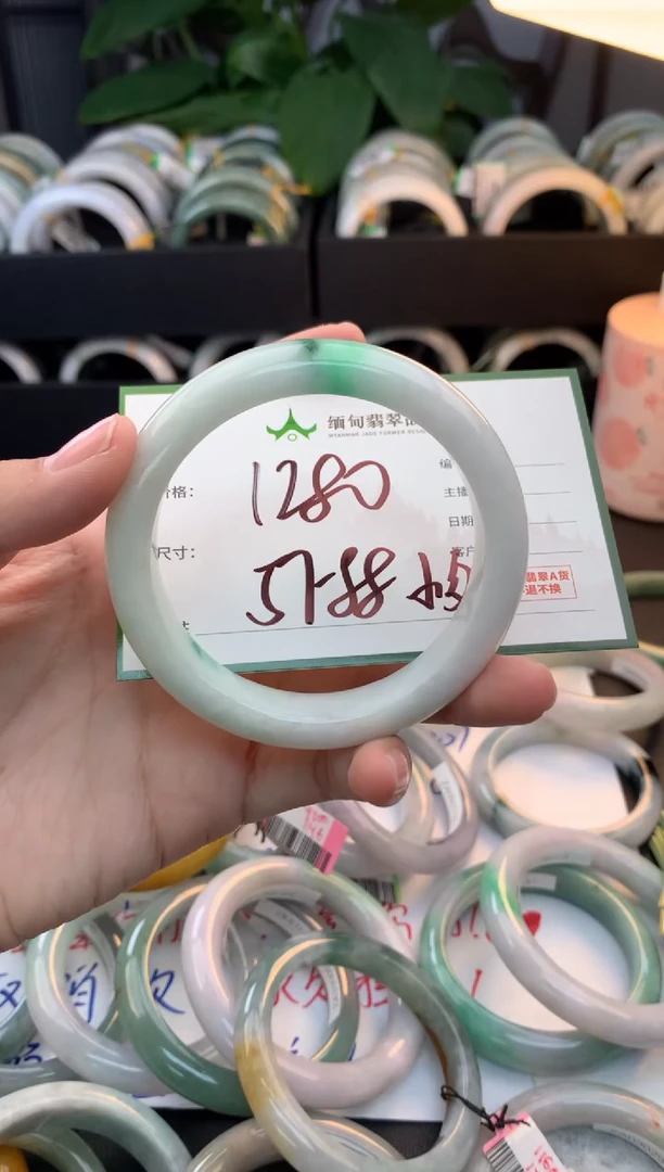 未镶嵌定制翡翠毛货需精细抛光+多人