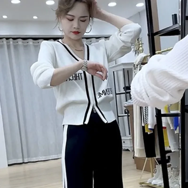 长袖V领开衫春秋新款时尚百搭休闲修身秋装新款纯欲慵懒风女装