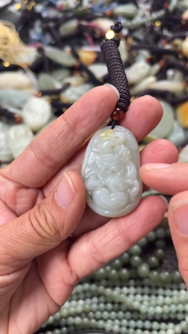 【闪购商品】和田玉颈饰未镶嵌多样性发货没有证书，拍一发一.有瑕