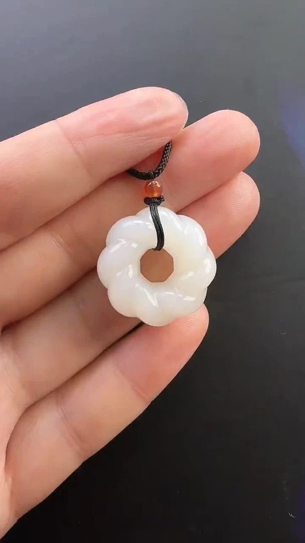 颈饰未镶嵌和田玉吊坠