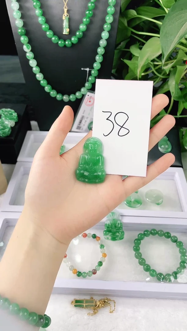 未镶嵌观音石英质玉（非洲翠）精品吊坠