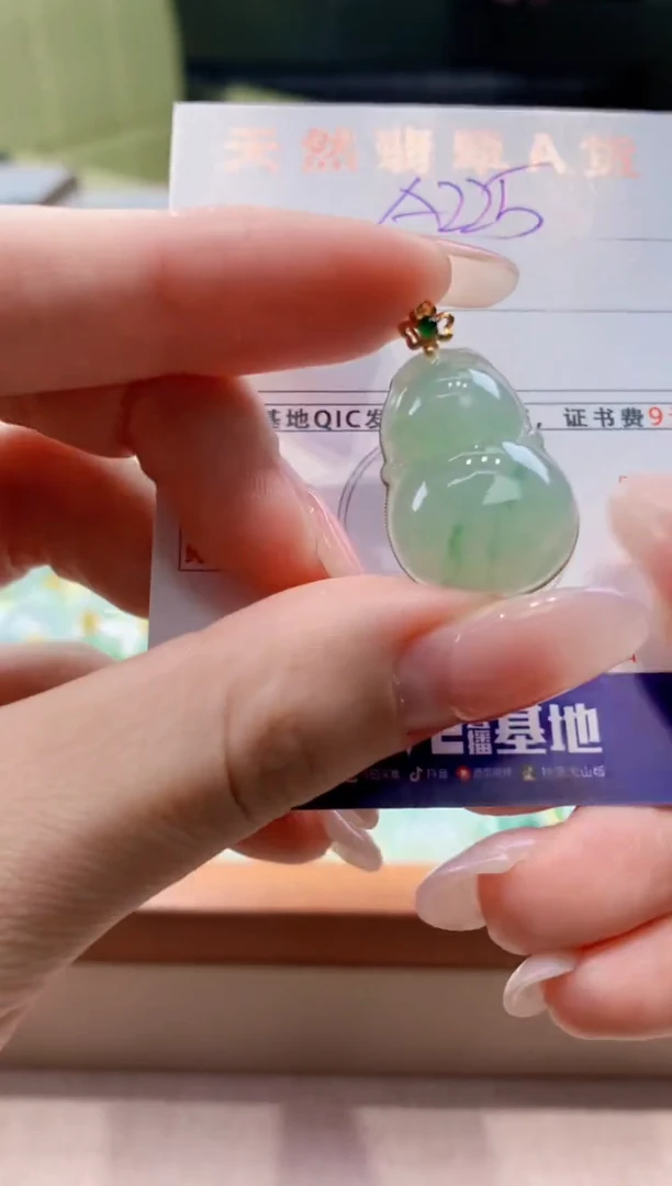 颈饰18K金镶嵌翡翠天然缅甸a货翡翠