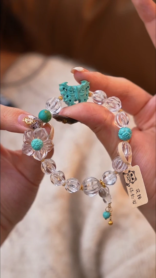 18K金镶嵌绿松石雕刻件池中蝶