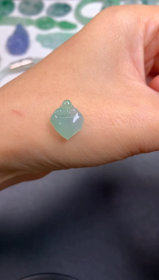 颈饰未镶嵌翡翠无鉴赏期无证书（10*4.6）