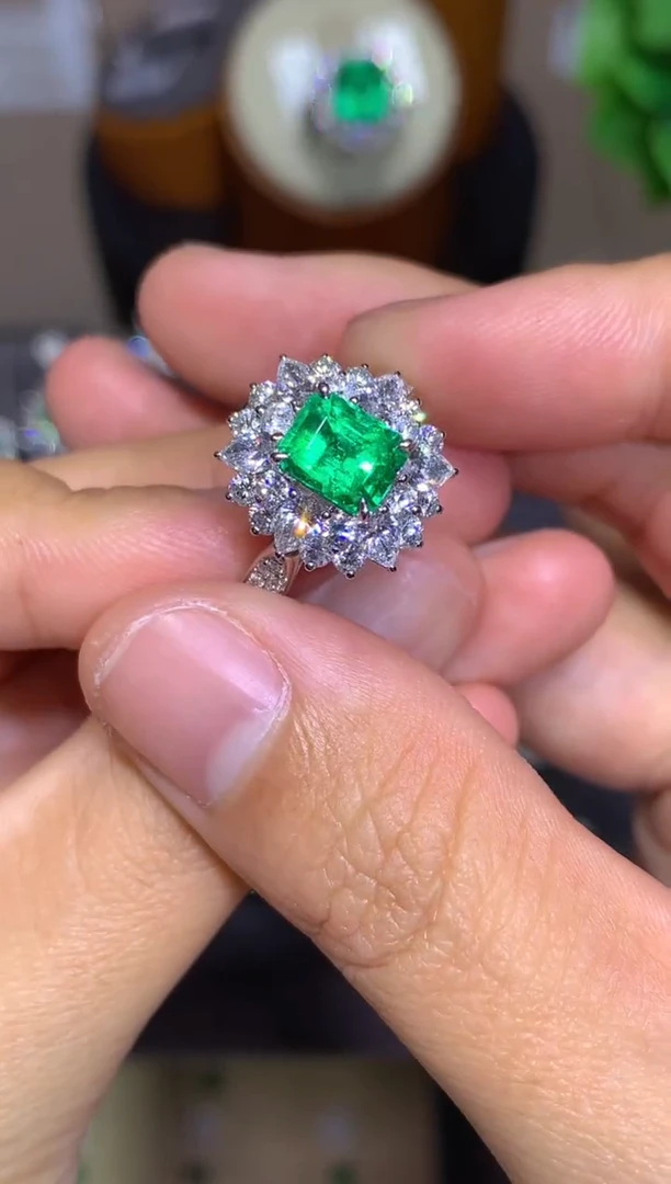 18K金镶嵌戒指祖母绿1.35ct 哥伦比亚 VB
