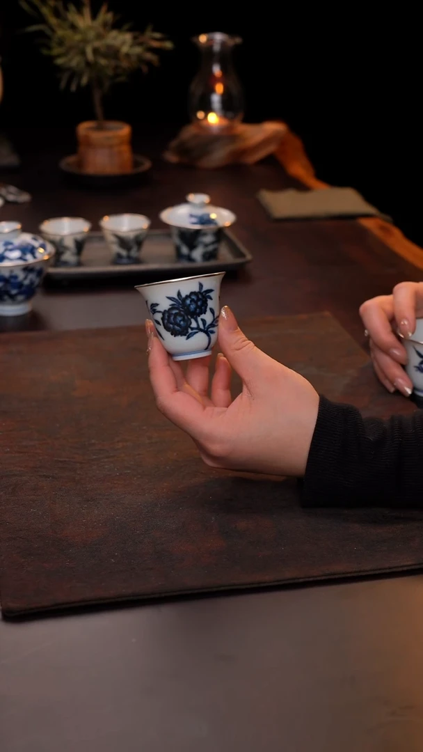 景德镇仿明青花手绘山茶花主人杯包银口