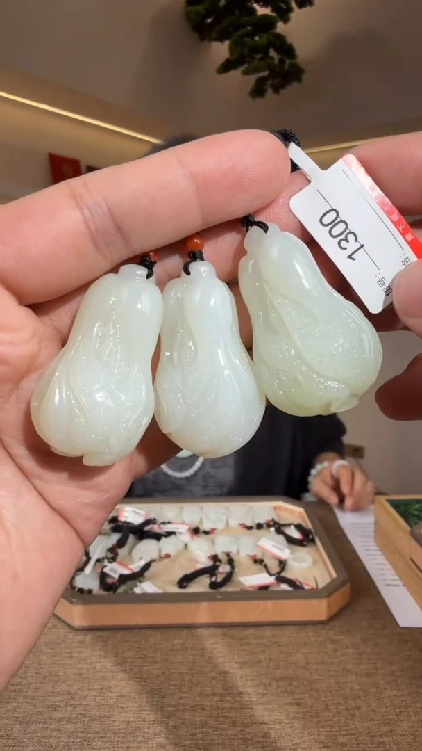 颈饰未镶嵌和田玉1多样性发货发其中一件