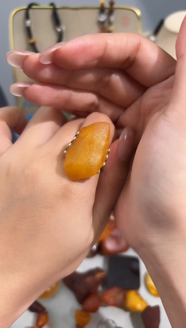 未镶嵌琥珀裸石琥珀