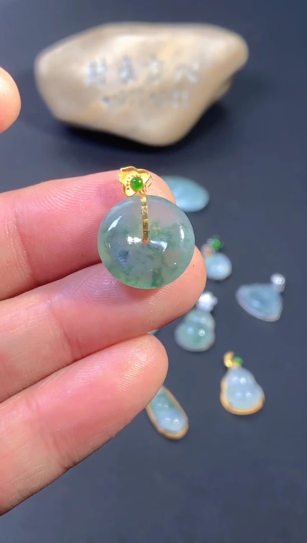 颈饰18K金镶嵌翡翠