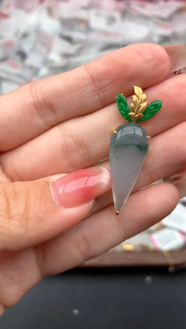 18K金镶嵌挂件翡翠一